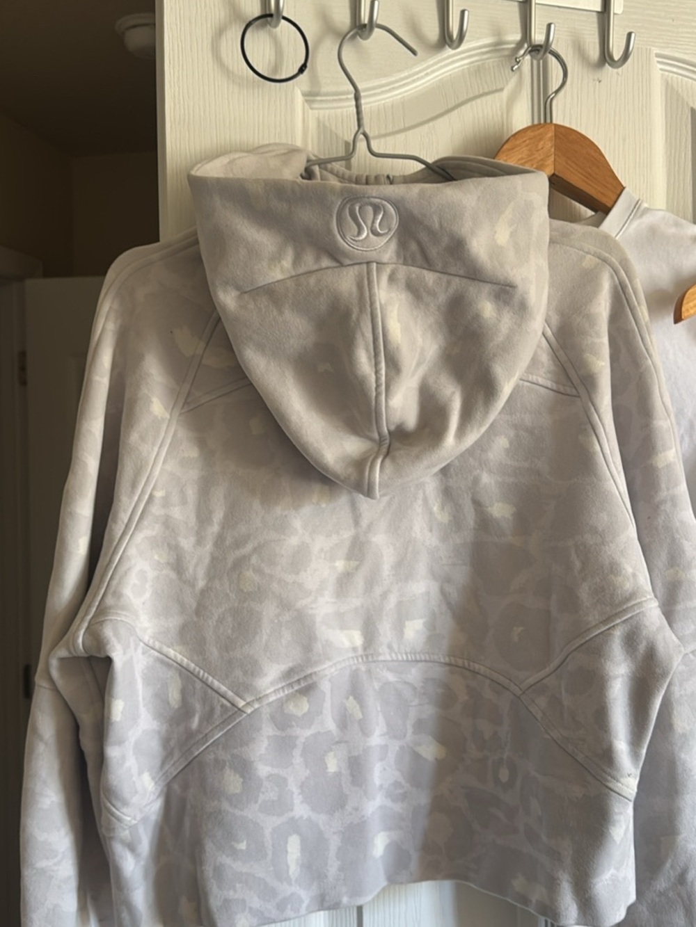 lululemon athletica Women's Light Gray Hooded Sweatshirt Scuba